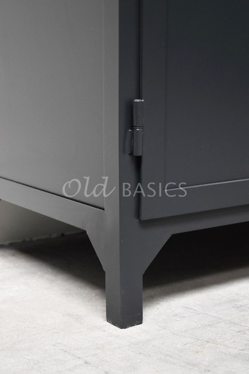 Detail van Apothekerskast Ferro, 2 deuren, RAL7021, zwart, grijs, materiaal staal